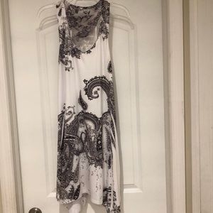 Sleeveless white and black dress